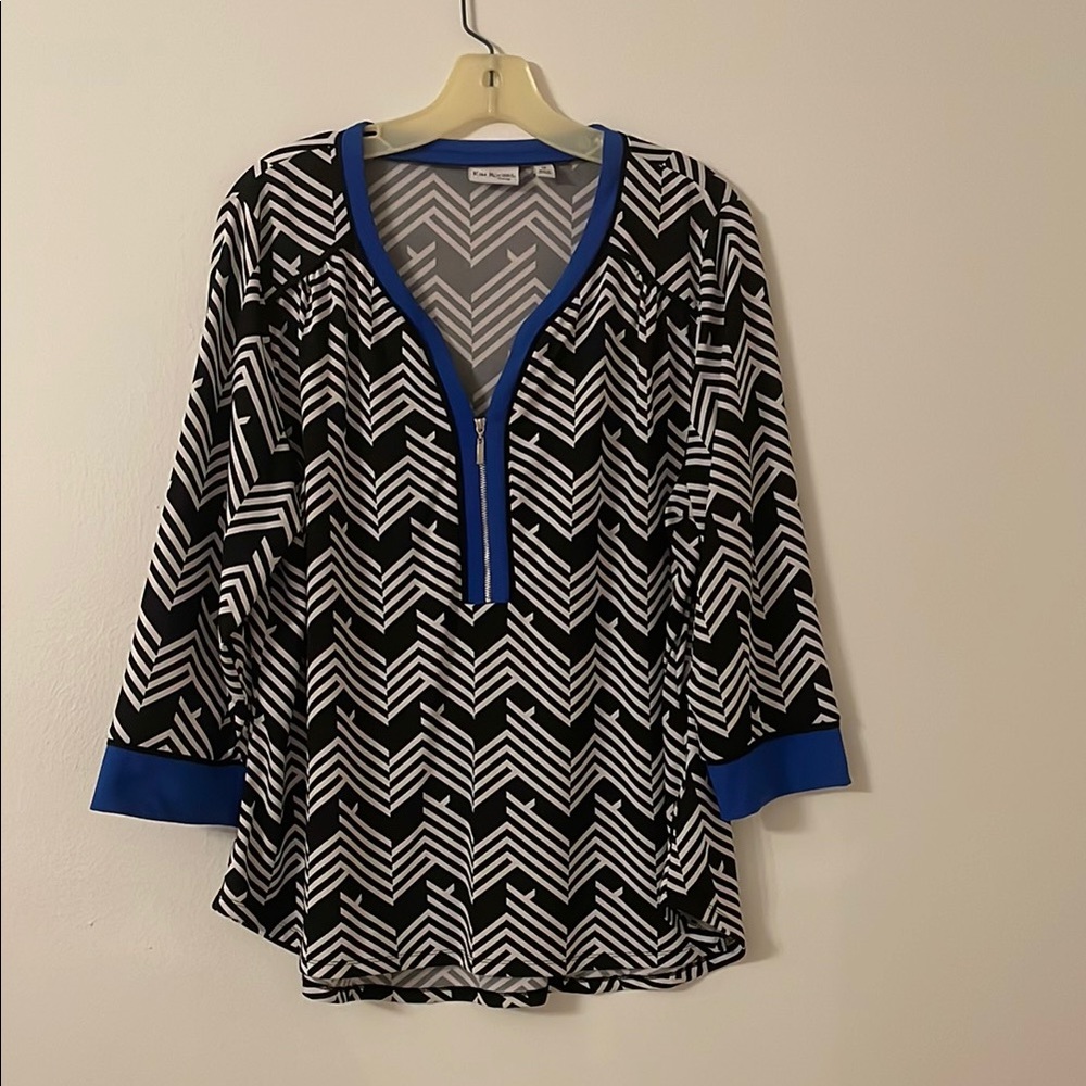 🌺SALE 5 for $20🌺Kim Rogers Black and White Graphic Blouse with Cuffed Sleeves